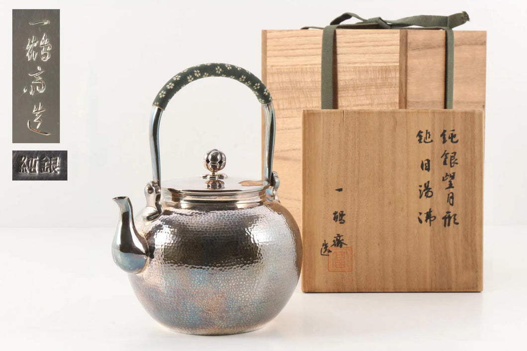 Teapot-Pure Manual Hammered Silver Teapot By Yihezhai (一鶴斎)